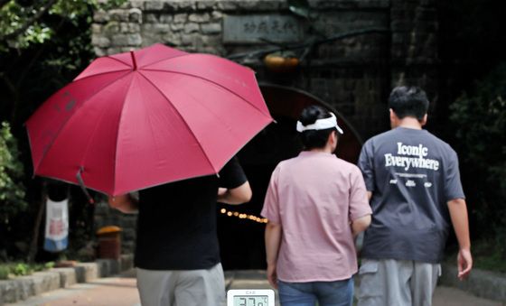 폭염 피해 와인터널 찾는 발길