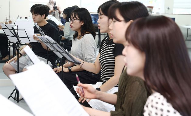 '나는 반딧불' 공연 앞두고 연습하는 배우들
