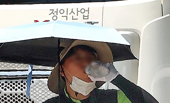 폭염 속 물마시는 주차요원