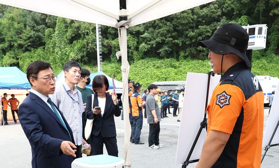 2026년 서울시 통합방위회의' 전시물 보는 정근식 교육감