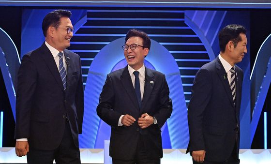 토론 위해 이동하는 민주당 당권주자들