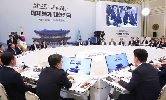 정성호 법무장관 발언 듣는 이재명 대통령