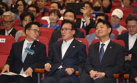 취고위원 후보들과 대화 나누는 김민석