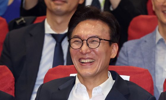 미소 보이는 김민석 후보
