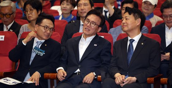 최고위원 후보들과 대화 나누는 김민석