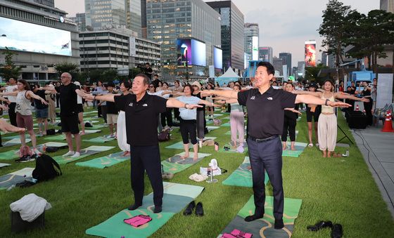 광화문 달빛요가 참가한 오세훈 서울시장