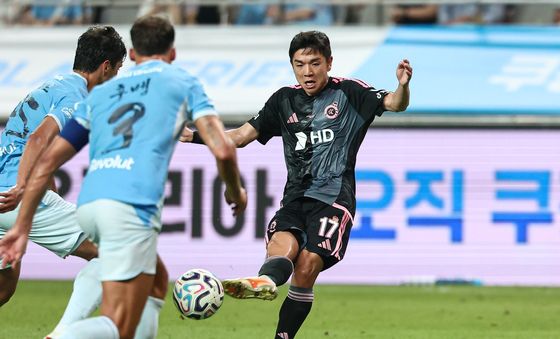슛 때리는 김대원