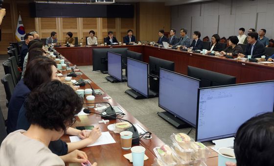 더불어민주당, '부동산 해법 찾기 위해 모였습니다'