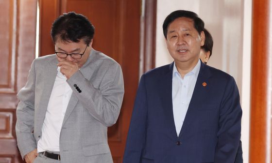 구윤철 부총리, 비상경제본부 희의 참석