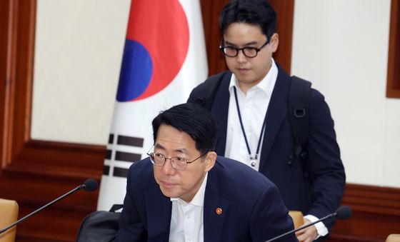 비상경제본부 희의 참석하는 황종우 장관