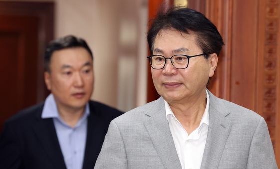 비상경제본부 희의 출석하는 이한주 이사장