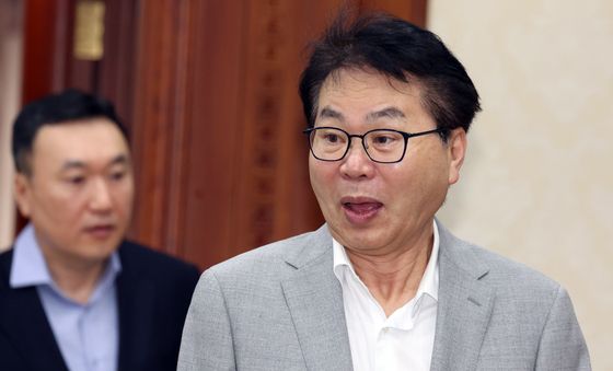 회의 참석하는 이한주 이사장