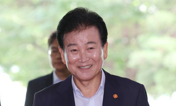 정부서울청사 들어서는 정동영 장관
