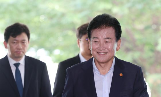 웃으며 출근하는 정동영 장관