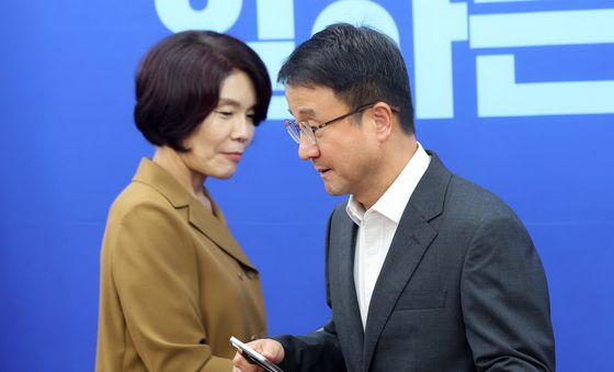 회의 참석하는 한병도·한정애