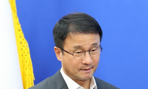 회의 참석하는 한명도 직무대행