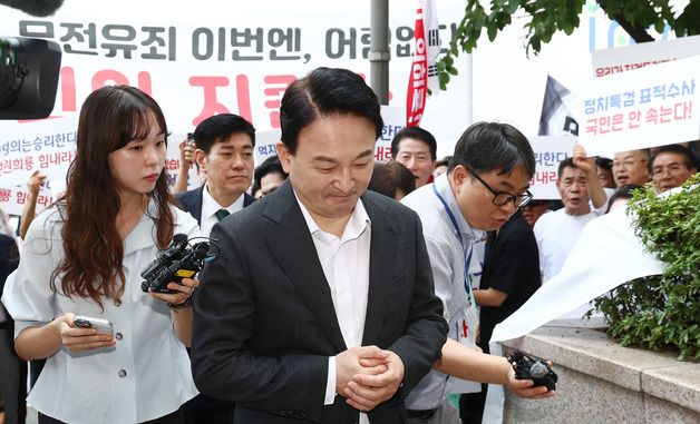 지지자들 응원 받으며 특검 출석하는 원희룡 전 장과