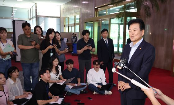 정동영 장관, 업무보고 관련 도어스태핑