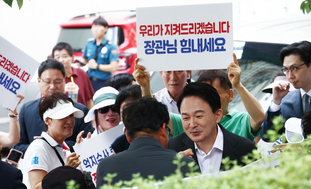 지지자 응원 속 특검 출석하는 원희룡 전 장관