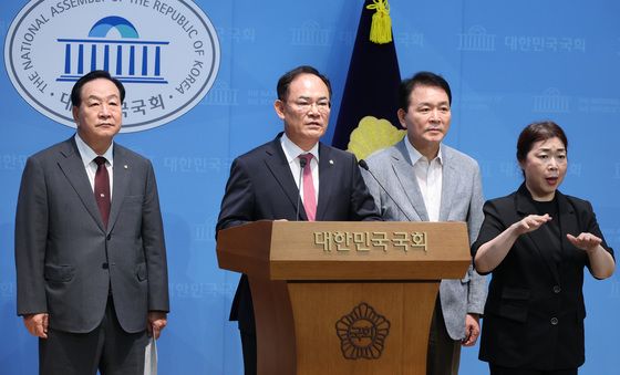 기자회견하는 국민의힘 국방위원들