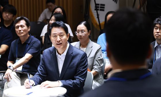 패널 발언 듣는 오세훈 시장