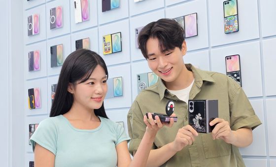 최신 '갤럭시 Z 시리즈', 신규 폼팩터 '폴드8' 앞세워 사전 판매 신기록