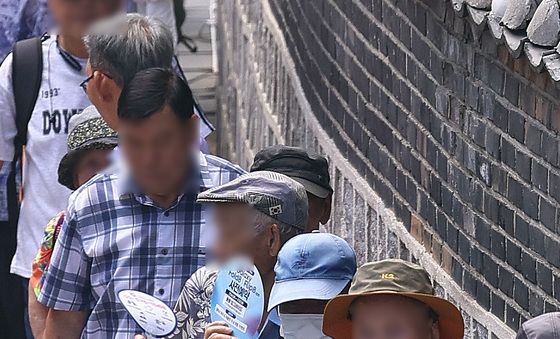 '부채질을 해보지만'