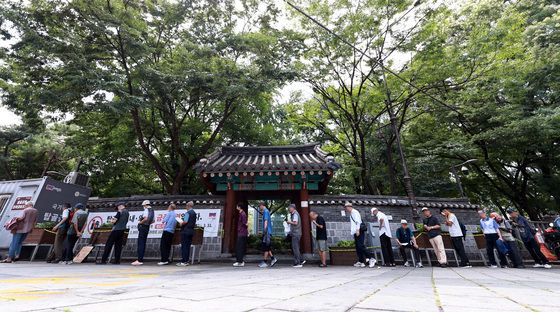 길게 늘어선 탑골공원 무료급식 대기줄