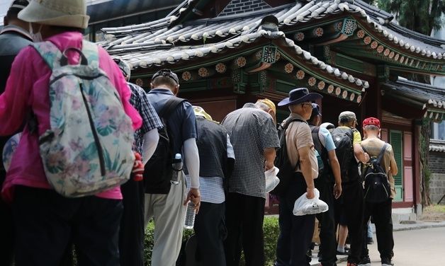 폭염에도 무료 급식소 앞은 북적