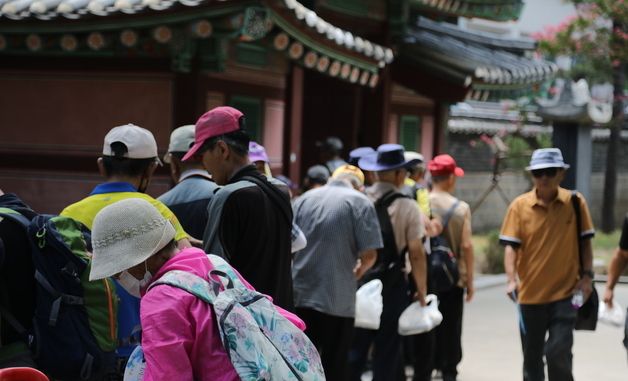 폭염에도 무료 급식소 앞은 북적