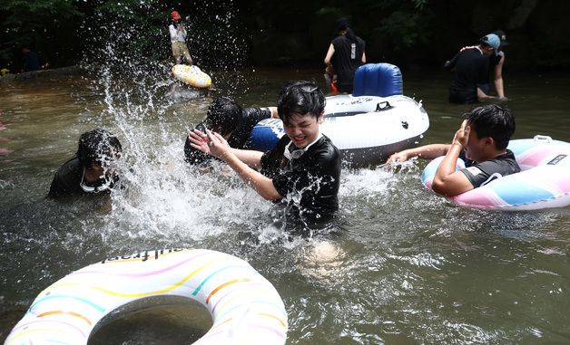 친구들과 물장난 치며 보내는 여름방학
