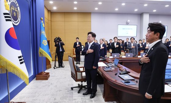 국민의례 하는 이재명 대통령