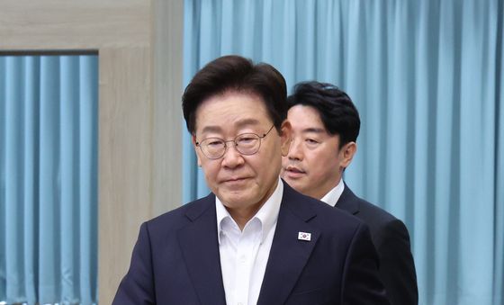 수석보좌관회의 입장하는 이재명 대통령