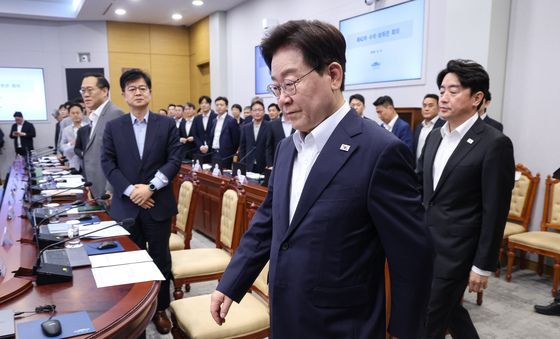 수석보좌관회의 입장하는 이재명 대통령