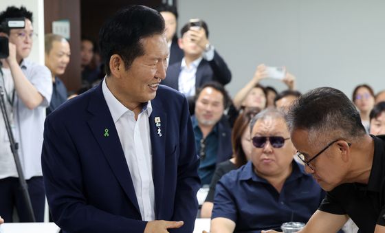 장애인협회 및 북한이탈주민 간담회 찾은 정청래 후보