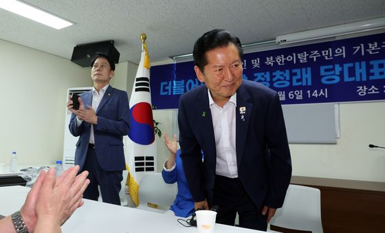 인사하는 정청래 후보