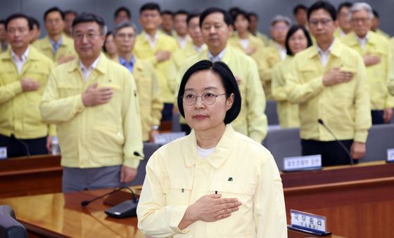 국기에 대한 경례하는 을지연습보고회의