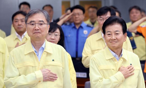 국기에 대한 경례하는 조현·정동영