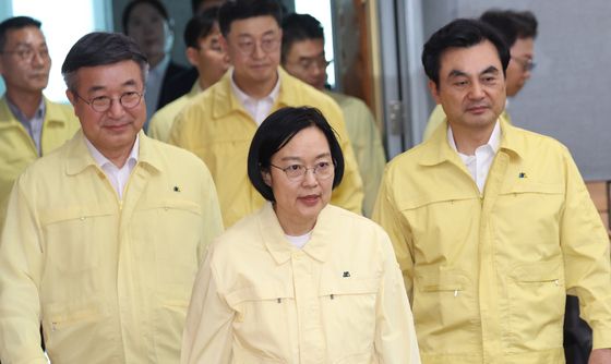 을지연습보고회의 참석하는 한성숙 총리