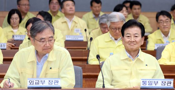 나란히 앉은 조현·정동영 장관