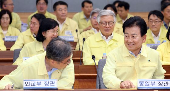 '어색한 인사'