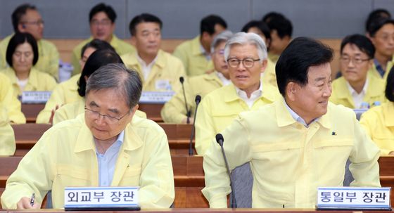한 자리한 조현·정동영 장관