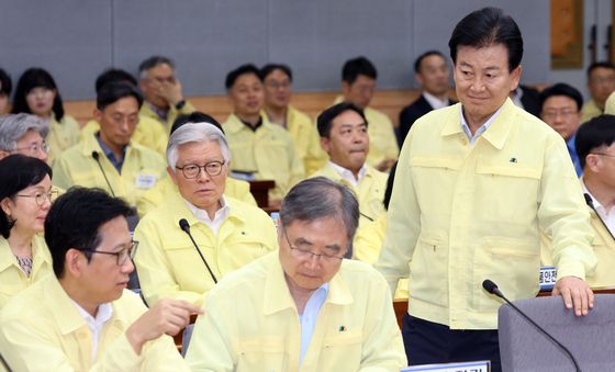 을지연습 준비보고회의 참석하는 정동영 장관