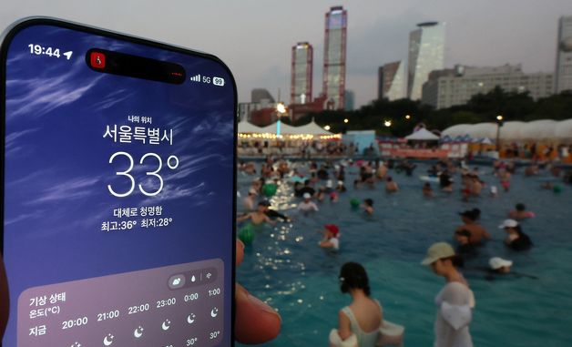 무더운 열대야 속 즐기는 물놀이