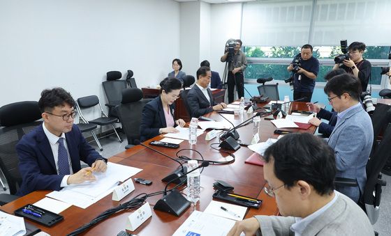 자료 살펴보는 선관위 특검 국민추천위원