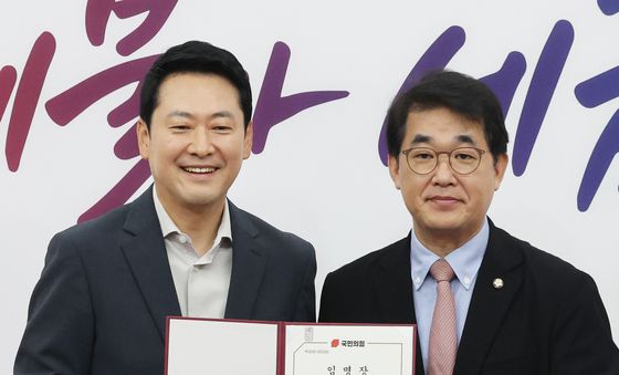 배준영 의원에게 임명장 수여하는 장동혁 대표