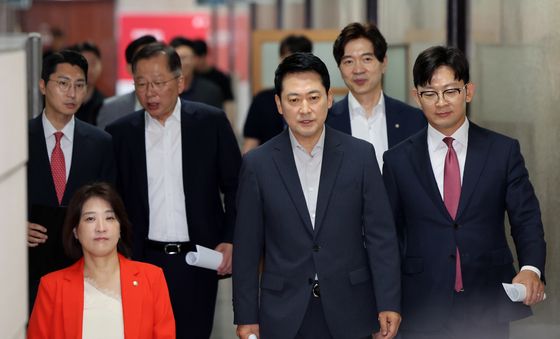회의 참석하는 장동혁 대표