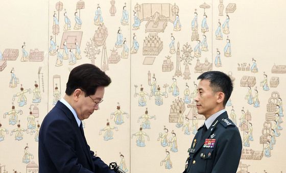 윤한일 지상작전사령부 참모장에게 삼정검 수여하는 이재명 대통령
