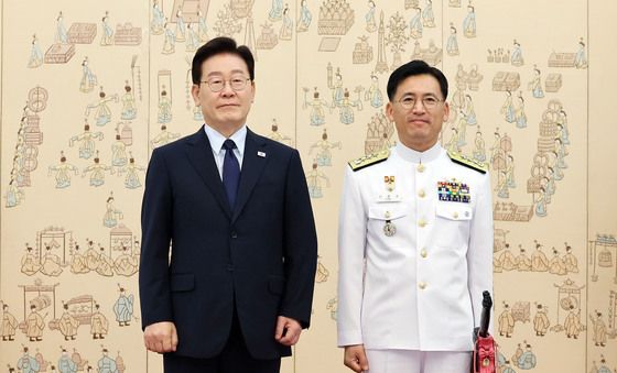 이재명 대통령, 조충호 해군 참모차장 '삼정검 수여'