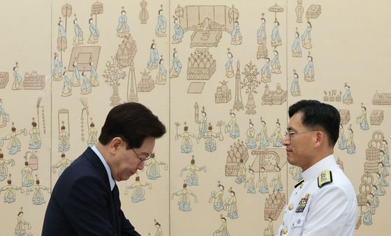 조충호 해군 참모차장에게 삼정검 수여하는 이재명 대통령
